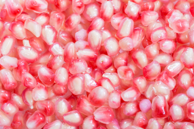 粉红色的石榴籽果实