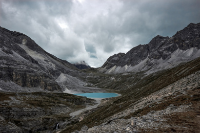 中国四川甘孜藏族自治州牛奶湖
