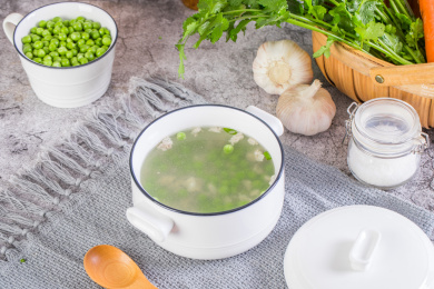 装着白瓷锅里的美味鲜甜的青豌豆瘦肉汤