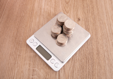 精密电子秤和称重的硬币