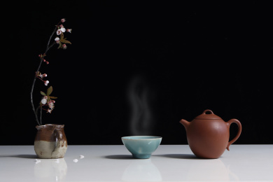 黑色背景前的茶具
