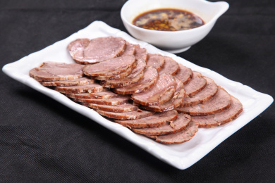 白盘上的重庆火锅菜品黑椒生牛肉片