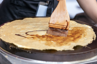 天津传统小吃煎饼果子制作过程