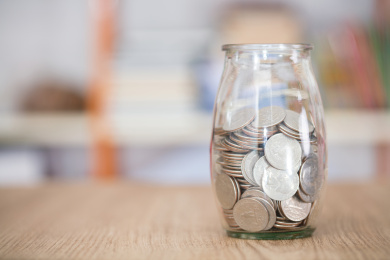 玻璃瓶里装着美元硬币