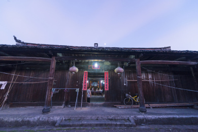 夜色下连城芷溪一木质老建筑