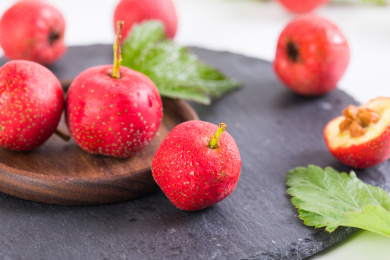 放在木碟上的新鲜水果山楂