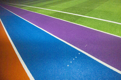 一条彩色塑胶跑道和绿色的人工草坪