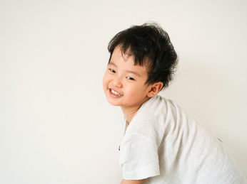 一个穿浅颜色的东方快乐男孩