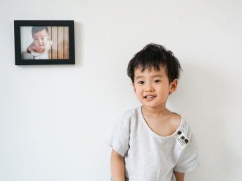 一个穿浅颜色的东方快乐男孩