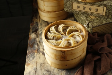 放在蒸笼里的蒸饺