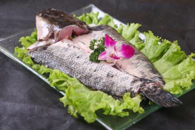 黑底上放着切段的舟山带鱼段