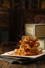 放在盘子中的成都特色美食炸酥肉