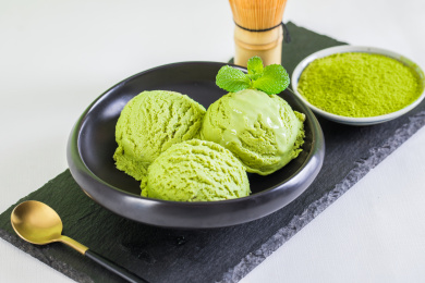 黑色碗装着三个抹茶味的冰淇淋球