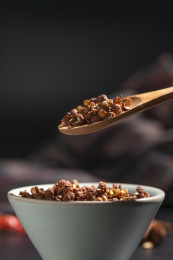 深色背景上一碗传统调料花椒特写