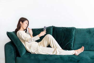 一名年轻女性在客厅里用手机进行视频通话