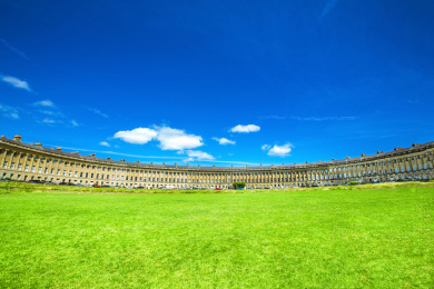 英国伦敦西部巴斯市的皇家新月楼建筑外景 