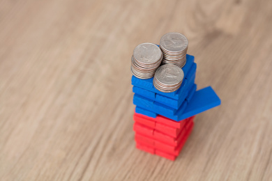 摞高的积木上放着美元硬币