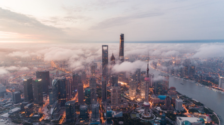 航拍日出时被云雾环绕的陆家嘴建筑群