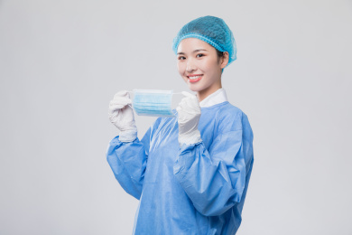 医护人员示范戴口罩