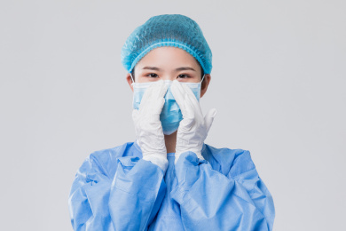 医护人员示范戴口罩