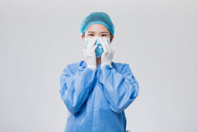医护人员示范戴口罩