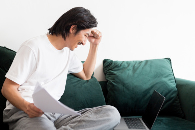 居家办公的年轻男士