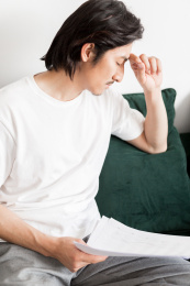 居家办公的年轻男士