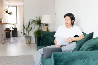 居家办公的年轻男士