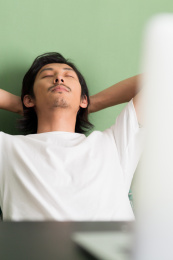 居家办公的年轻男士