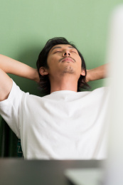 居家办公的年轻男士