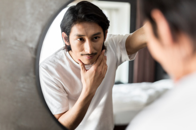 洗脸照镜子的男士