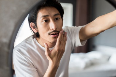 洗脸照镜子的男士