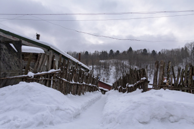 中国五常雪谷村庄的篱笆和房子雪景