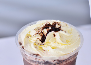 浅蓝色背景上摆放的巧克力奶油雪顶特写