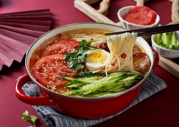 深红色背景上餐具里盛放的朝鲜冷面