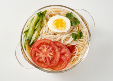 白色背景上餐具里盛放的朝鲜冷面