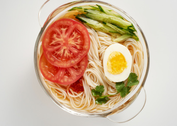 白色背景上餐具里盛放的朝鲜冷面