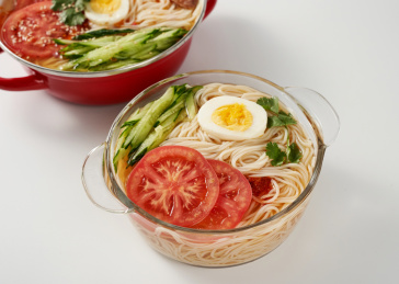 白色背景上餐具里盛放的朝鲜冷面