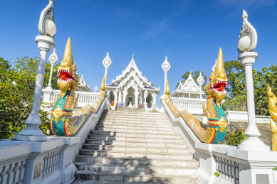 蓝天下的泰国甲米镇的克拉瓦兰佛寺庙的宫殿