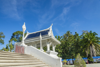 蓝天下的泰国甲米镇的克拉瓦兰佛寺庙的宫殿