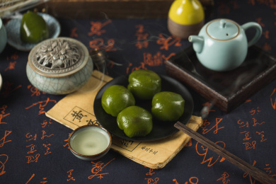 室内俯拍清明节食物艾草制作的青团