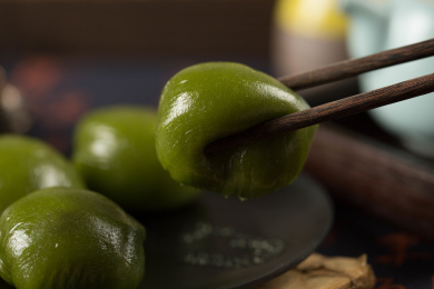 室内俯拍清明节食物艾草制作的青团