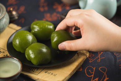 室内俯拍清明节食物艾草制作的青团