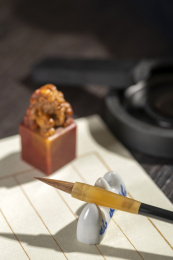 桌面上的毛笔宣纸砚台印章等文房四宝