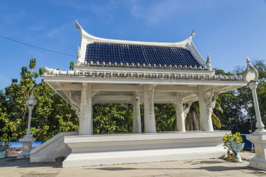 蓝天下的泰国甲米镇的克拉瓦兰佛寺庙的宫殿