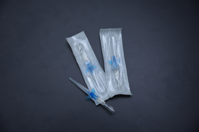 黑色背景的动静脉留置针