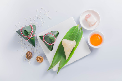 放在白瓷盘里的端午甜粽