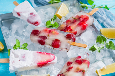 放在铁盘里的樱桃冰棍