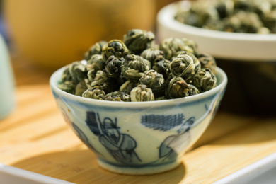 装在复古碗里的茉莉龙珠干茶叶