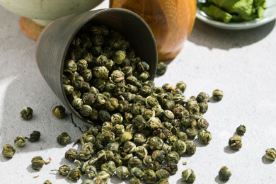 装粗陶里的茉莉龙珠干茶